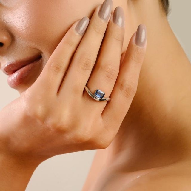 VRJewels Minimalist 14k White Gold Emerald-Cut Natural Blue Sapphire Wave Ring Size 5.5 For Sale - Image 4 of 14