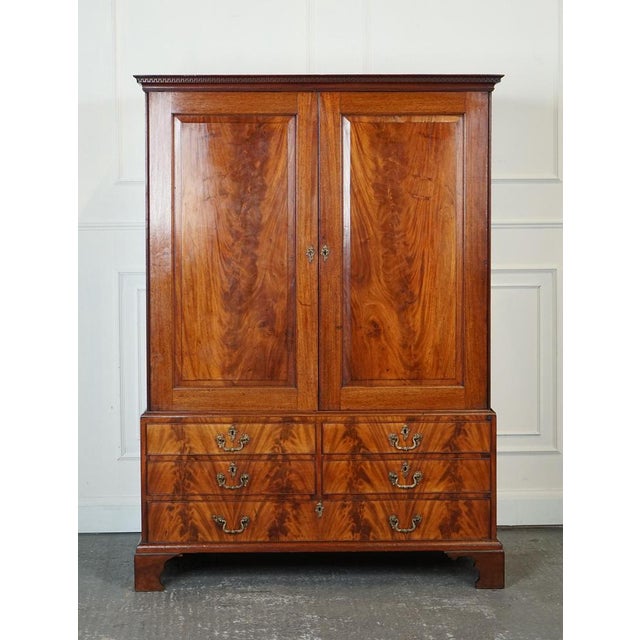English Georgian Flamed Hardwood Linen Press Wardrobe, 1800s For Sale - Image 3 of 18