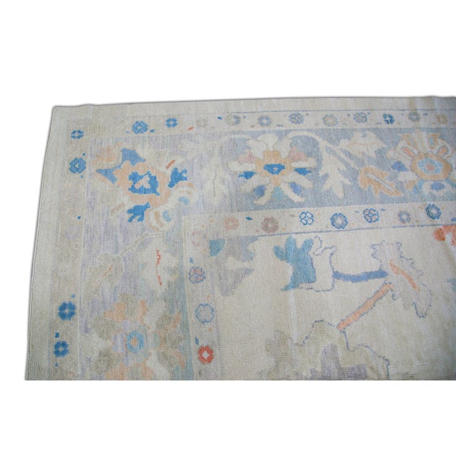 This modern Turkish Oushak rug is a stunning piece of art that has been handwoven using traditional techniques by skilled...