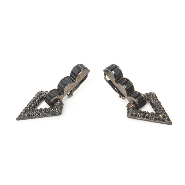 This is part of Chairish’s Costume Jewelry assortment. This chic pair of black baguette form black rhinestone clip on...