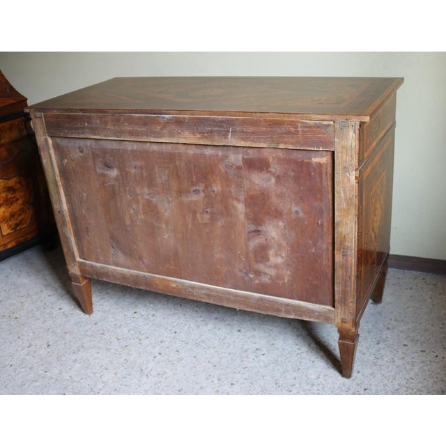 Refined vintage dresser, Italian made entirely of walnut and walnut. Inlays made in style called "rolo" composed of...