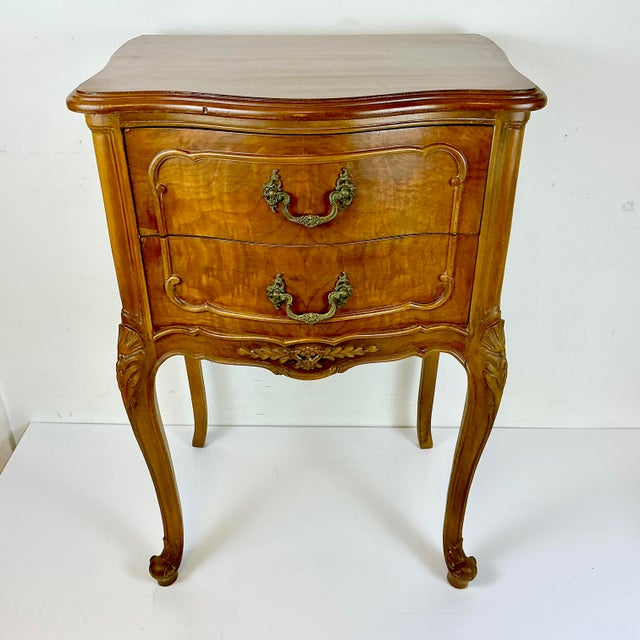 1970s 1970s Vintage French Provincial Hollywood Regency Walnut & Burl Wood Side Table or Night Stand For Sale - Image 5 of 17