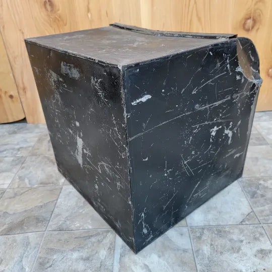 American Early 20th Century Antique Metal Large Tea Tin for General and County Stores For Sale - Image 3 of 10