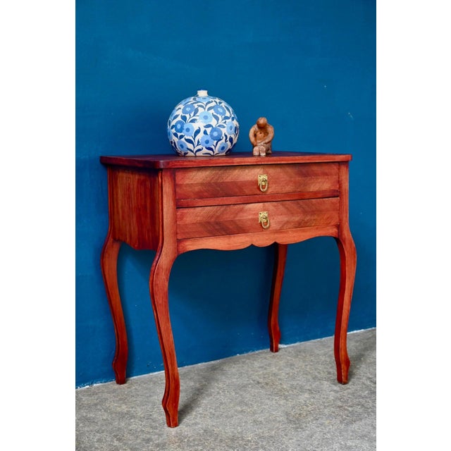 This console table is a piece of furniture full of character and charm, reminiscent of a 1950s bourgeois interior that has...