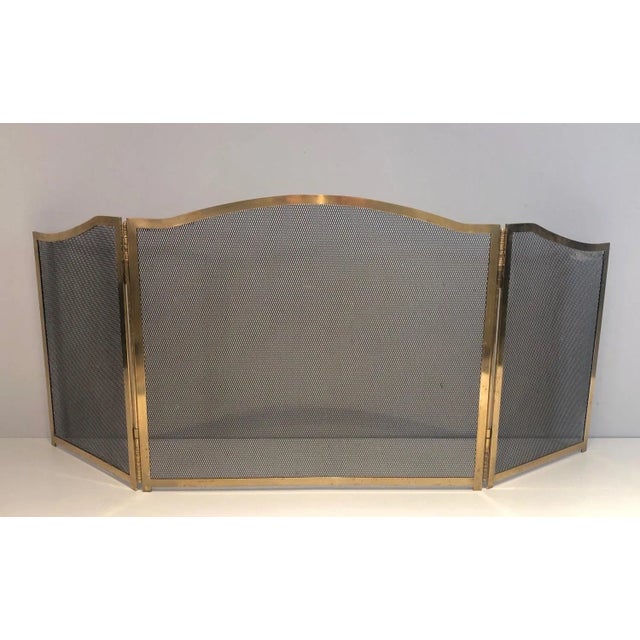 This neoclassical style fireplace screen is made of brass and grilling. This is a French work, circa 1970.
