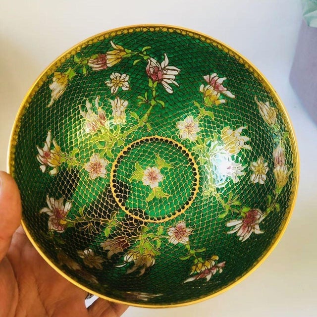 Traditional Vintage Cloisonné Enamel Eggshell Bowl – Emerald Green Ground With Gilt Floral Motif For Sale - Image 3 of 9