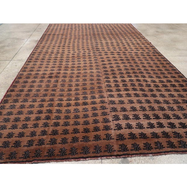 Galerie Shabab Collection Mid-20th Century Turkish Anatolian Room Size Carpet For Sale In New York - Image 6 of 8