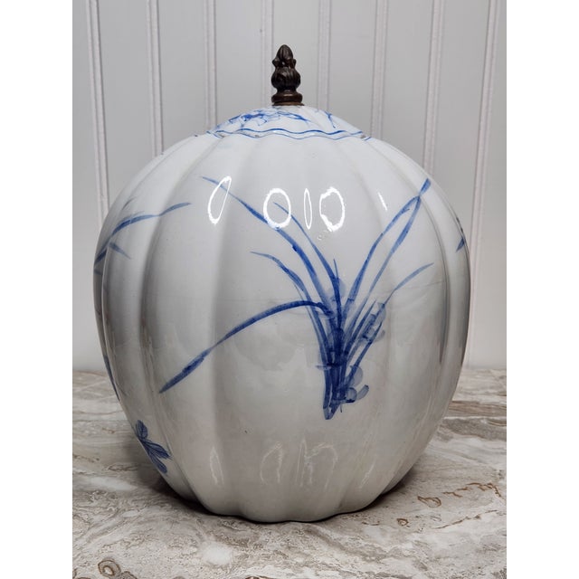 1900 - 1909 Antique Chinese Blue White Ginger Jar Hand Painted Porcelain 13 Inch Melon Ribbed For Sale - Image 5 of 12
