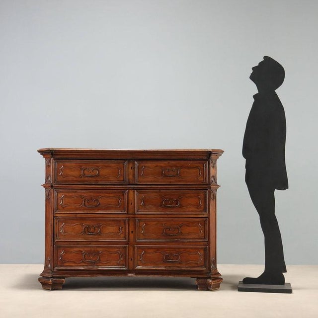 Baroque walnut canterano dating back to the early 18th century, featuring a front with four bipartite drawers. The first...