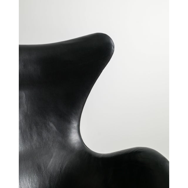 Animal Skin Early Mid-Century Danish Black Leather 3317 / Egg Armchair by Arne Jacobsen for Fritz Hansen, 1964 For Sale - Image 7 of 10