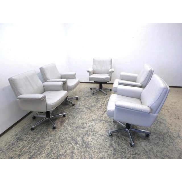 This is a set of 5 armchairs from de Sede ds 35. All armchairs have signs of wear. 3 pieces are in better condition, other...