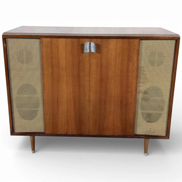 This vintage radiogram cabinet combines classic mid century modern radio style with practical, fully working audio...