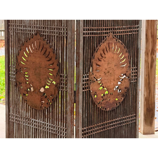 Antique Gilt 2-Panel Carved Lattice Screen with Peacock Medallions, 1890s For Sale - Image 13 of 18