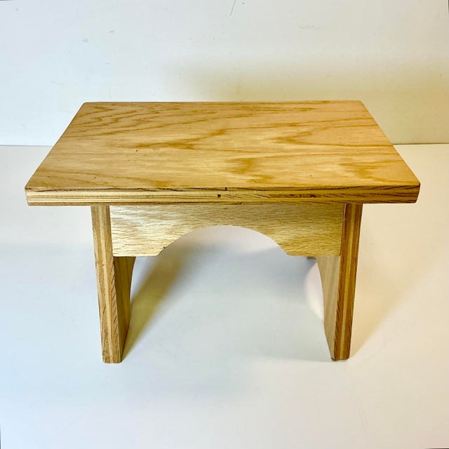 American 1980s Vintage Americana Farmhouse Boho Chic Folk Art Pine Step Stool For Sale - Image 3 of 9