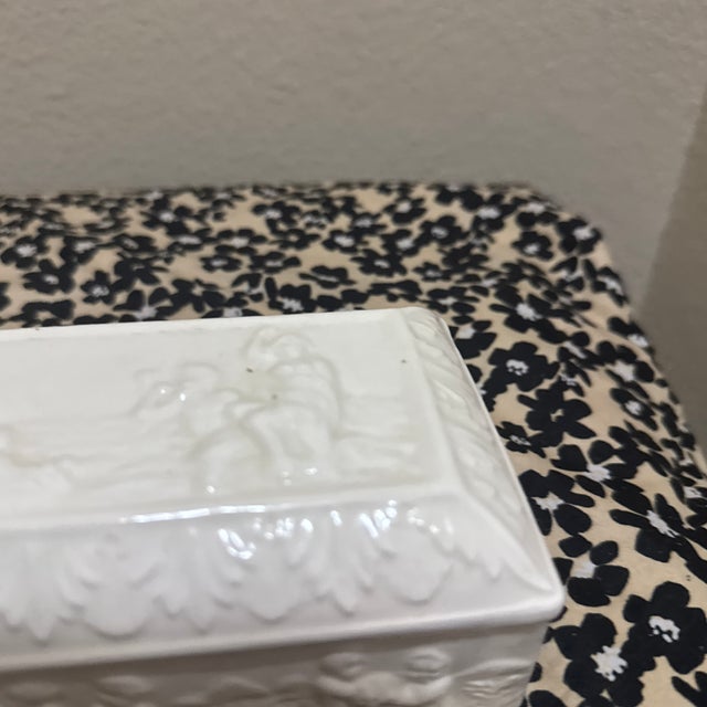 Vintage Mid-Century Modern Italian Neo-Classical Relief Ceramic Trinket Box For Sale In New Orleans - Image 6 of 10