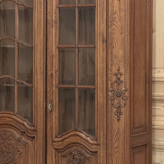 Late 19th Century Belgian Liégeoise Louis XIV Bookcase in Solid Quarter-Sawn Oak For Sale - Image 15 of 18