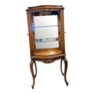 Mid 20th Century Louis XV Style Glass Curio Cabinet With Cabriole Legs and Curved Silhouette For Sale