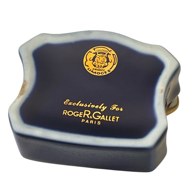 1980s 1980s Limoges Porcelain Trinket Box for Roger & Gallet – Blue & Gold Courting Scene For Sale - Image 5 of 9