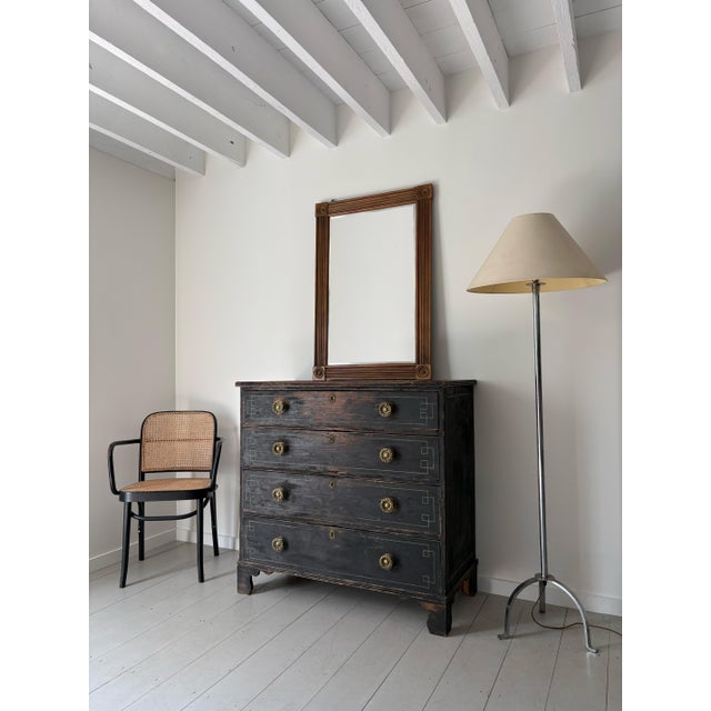 An elegant French wall mirror in a striking yet simple neoclassical design. The gilt wood frame features reeded detail and...