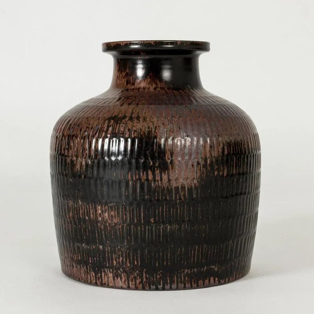 Stoneware floor vase by Stig Lindberg, in a plump form and imposing size. Graphic striped pattern, rich brown tenmoku...