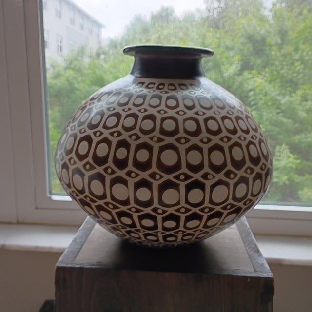 1990s Large 12" Vintage Peruvian Chulucanas Art Pottery Statement VaseCircumference For Sale - Image 5 of 10