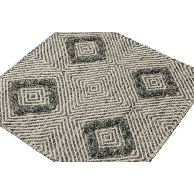 Contemporary Rug & Kilim’s Contemporary Scatter Rug With White and Gray Geometric Patterns For Sale - Image 3 of 7