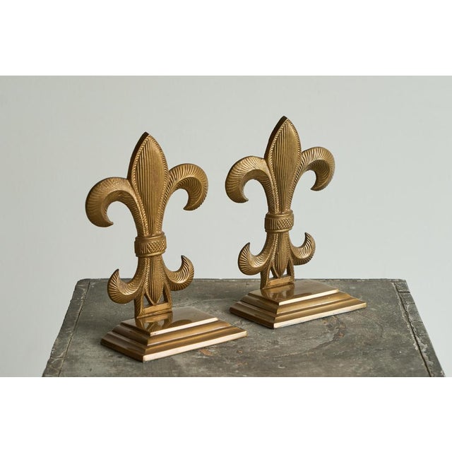 Fleur-De-Lis Bookends in Patinated Brass, 1960s, Set of 2 For Sale - Image 3 of 13