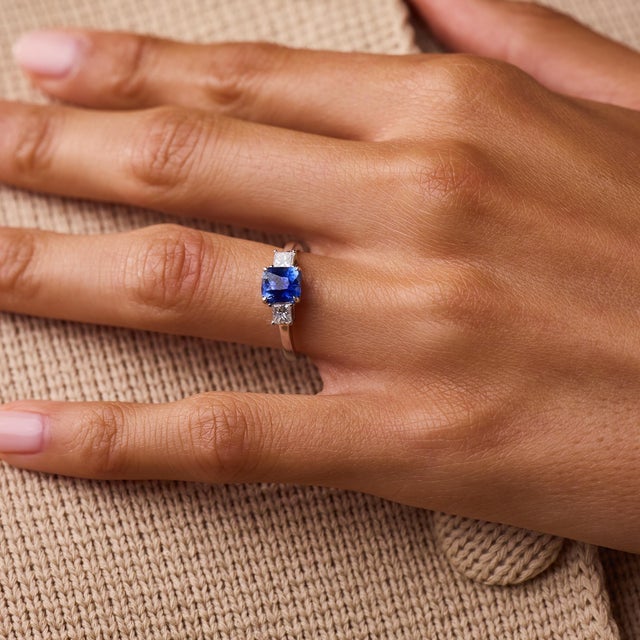 1980s Vintage 1.80 Carat Sapphire Diamond 18k White Gold Ring, Size 6.25 For Sale - Image 5 of 6