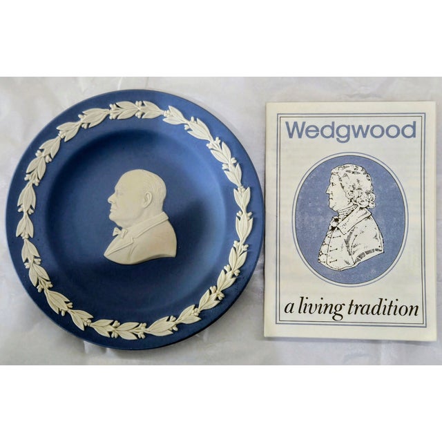 English Vintage Wedgwood Jasperware “Churchill” Blenheim Palace Round Plate in Box For Sale - Image 3 of 9