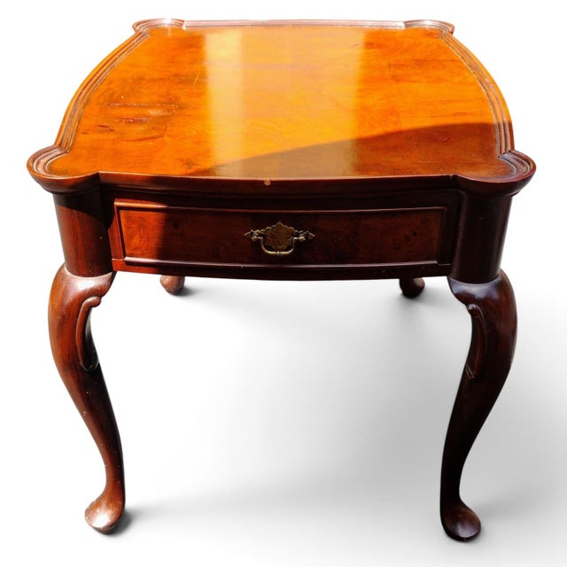 Exquisite Vintage Hekman Furniture Accent Tables With Rich Burled Wood, Elegant French Cabriole Legs & Scalloped Edges For Sale In Raleigh - Image 6 of 12