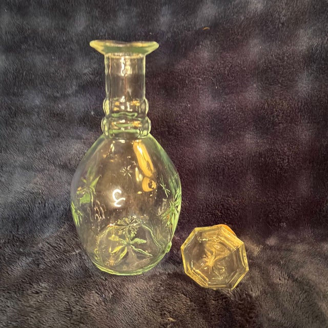 1970s Mid-Century Modern Atomic Starburst Glass Decanter With Faceted Stopper - Transitional Metric Era For Sale In Greenville, SC - Image 6 of 16