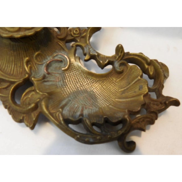 Beautiful details of flowers and swirls highlight this cast bronze inkwell from the Art Nouveau period. The lid will raise...