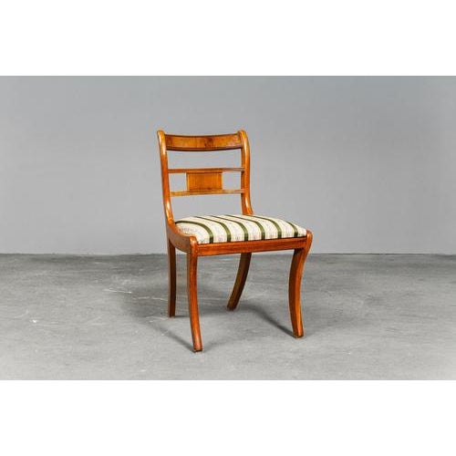 Item: Set of 4 chairs Period & Style: English style - second half of the 20th century Features: - elegant and practical...