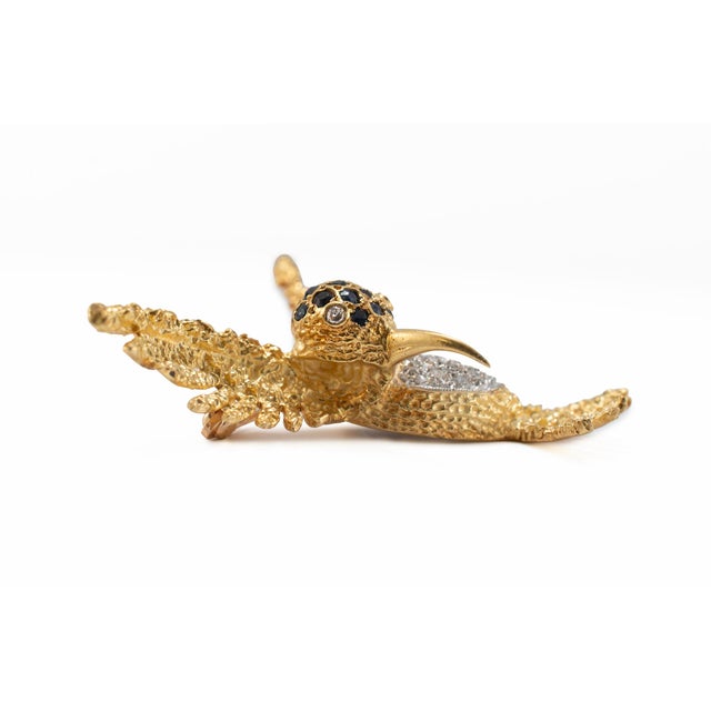 Late 20th Century Vintage 18k Yellow Gold Sapphire Diamond Textured Wings Hummingbird Pin Brooch For Sale - Image 5 of 8
