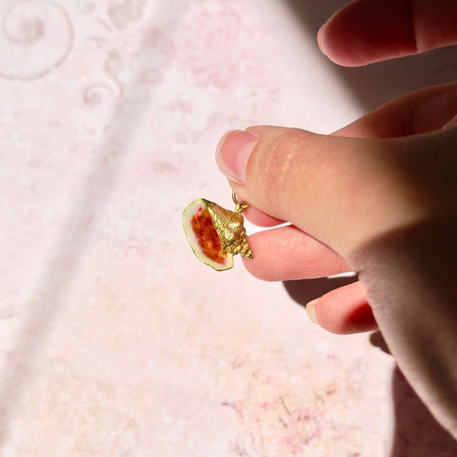 Vintage 18k Yellow Gold Orange Enamel Conch Shell Charm Pendant For Sale In Los Angeles - Image 6 of 6