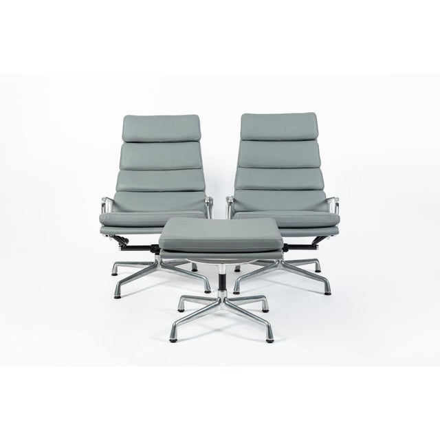 Mid-Century Modern Pair Eames Soft Pad Recliners With Ottoman for Herman Miller, Gray Leather Aluminum Group For Sale - Image 3 of 17