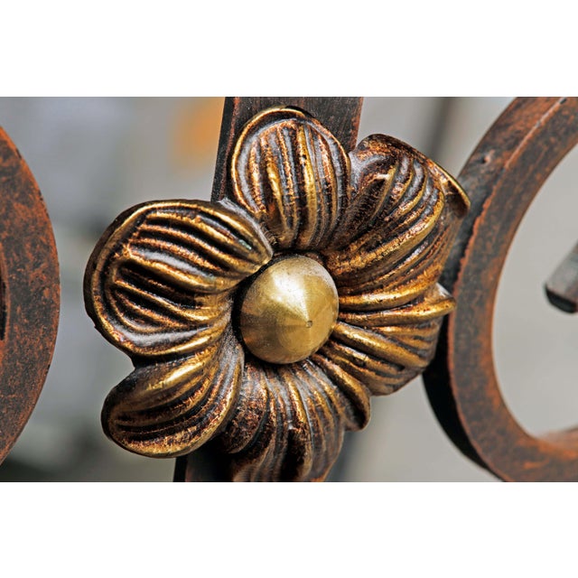 The table of the table measures 1.5cm. thick.