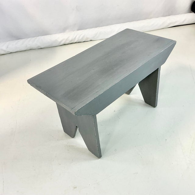 Wood 1950s Vintage Folk Art Americana Arts & Crafts Pine Bench. For Sale - Image 7 of 14
