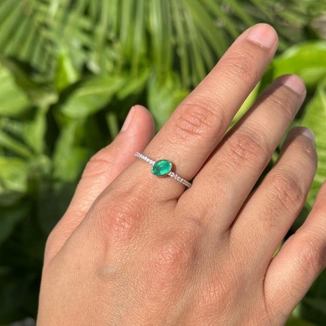 Asian Bezel Set Emerald & Diamond East-West Ring in 14k Yellow Gold Size 6.5 For Sale - Image 3 of 14