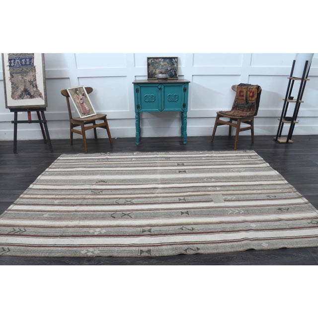 Islamic 1970s Vintage Handmade Wool Cotton Gray Kilim Rug For Sale - Image 3 of 11