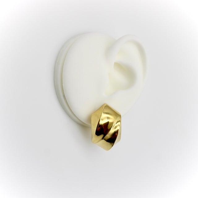 These vintage 18k gold earrings have a great sculptural shape that is modern and sophisticated. Their design consists of a...