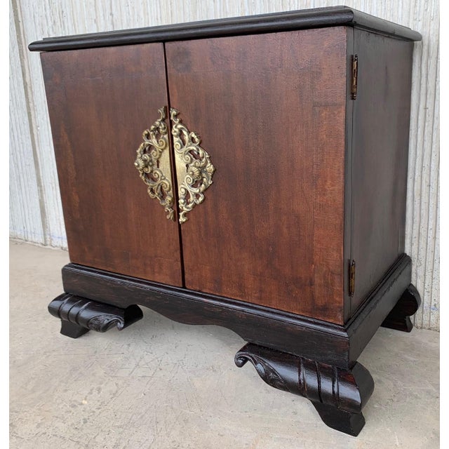 Mid-Century Modern Pair of Early 20th Century Modern Front Nightstands with original Hardware For Sale - Image 3 of 18