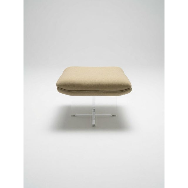 The Vladimir Kagan Lucite Ottoman is a vintage piece from the 1970s-1980s, embodying the mid-century modern style. This...