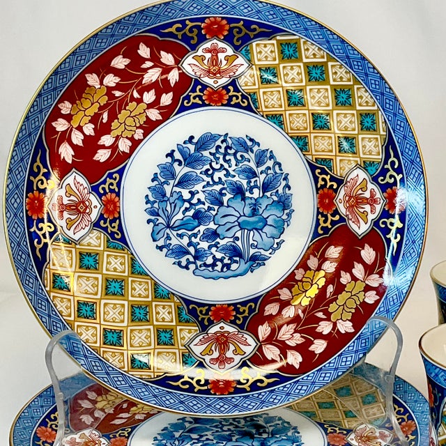 Ceramic 1950s Vintage Chinoiserie Japanese Imari Luncheon Plates and Mugs - Set of 8. For Sale - Image 7 of 13