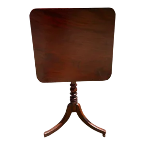 19th Century Federal Style Mahogany Tilt-Top Tea Table