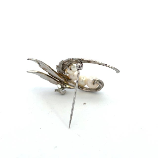 Metal 1990s Mikimoto Estate Akoya Pearl Brooch Pin 5-7 mm Silver For Sale - Image 7 of 10