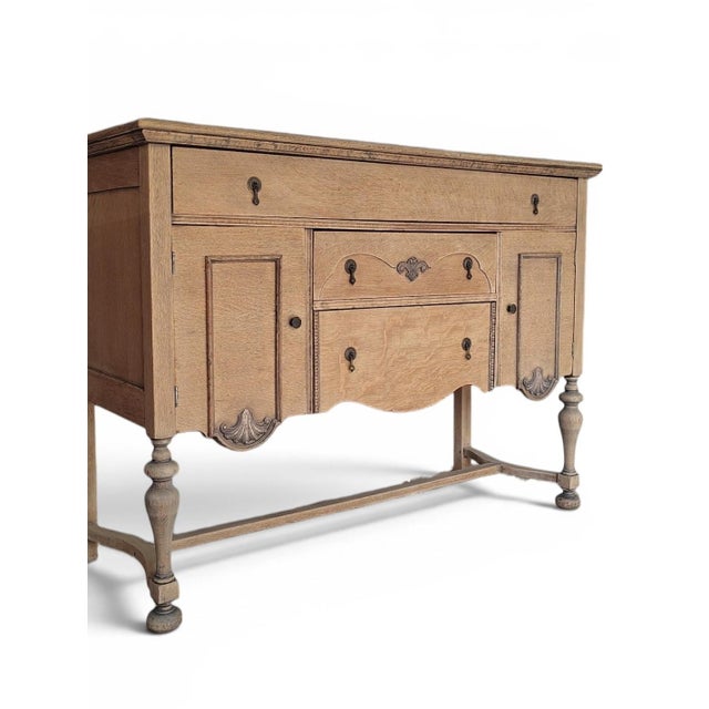 English Early 1900s Tiger Oak Sideboard With Scalloped Apron and Turned Legs For Sale - Image 3 of 10