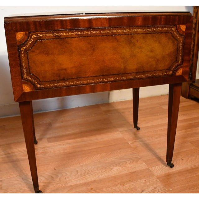 Wood 1930s English Hepplewhite Mahogany Satin Wood Inlay Leather Top Drop-Leaf Pembroke Side Tables For Sale - Image 7 of 18