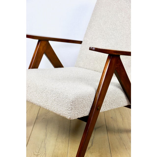 Vintage B-310 VAR Lounge Chair in Beige Structural Bouclé, 1970s For Sale - Image 3 of 12