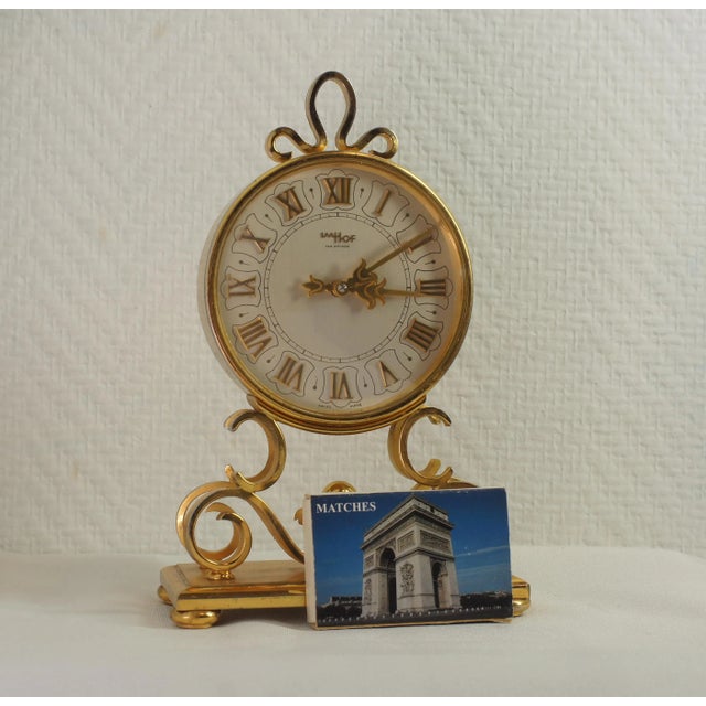 Very elegant Gilt Brass Swiss-made desk clock from the 1960s. An elegant and timeless example of an iconic Swiss-made...